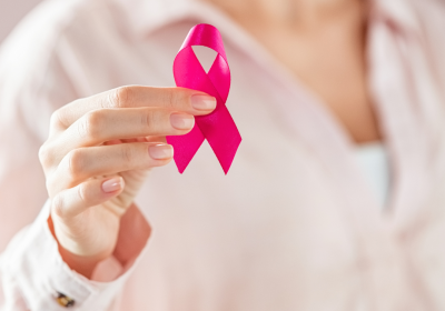 Femme qui tient un le ruban rose symbole du cancer du sein