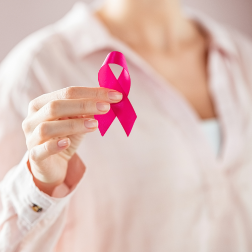Femme qui tient un le ruban rose symbole du cancer du sein