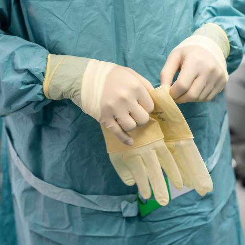 Personnel soignant avec blouse chirurgicale et gants chirurgicaux