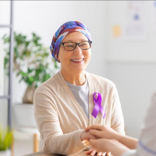 Patiente souriante avec un foulard sur la tête