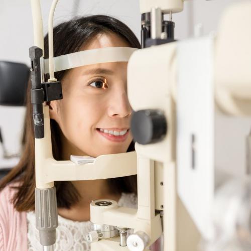 Examen de l'oeil d'une patiente