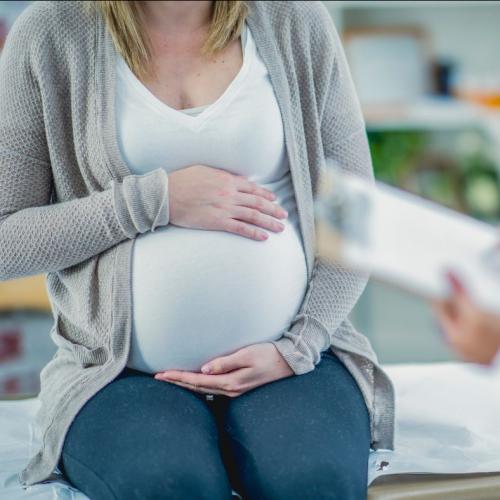 Femme enceinte en consultation