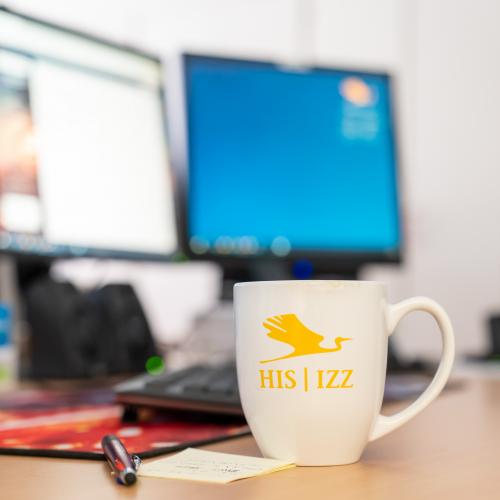 Witte kop met Iris Sud Ziekenhuis logo en computers