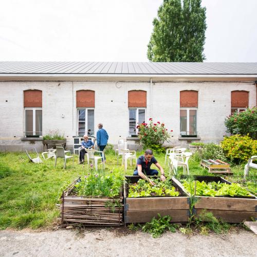 Patiënt in een therapeutische tuin