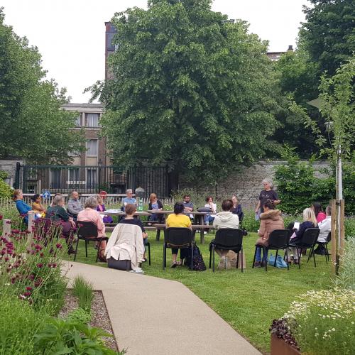 personnes réunies dans un jardin