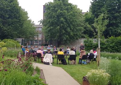 personnes réunies dans un jardin